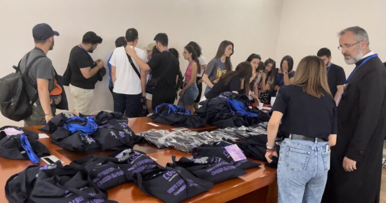Бейджи, футболки, сумки: оружие и доспехи Всеармянского паломничества ВМААЦ