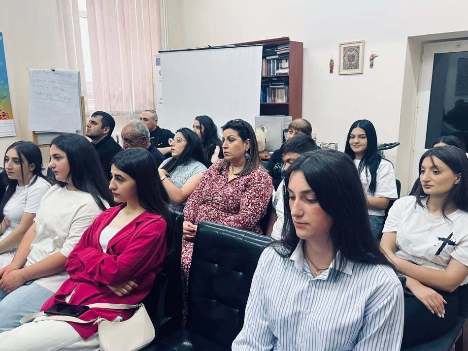 Շիրակի թեմի երիտմիությունում անցկացվեց «Ճանաչենք Աստծո կամքը» շարքի հերթական հանդիպումը