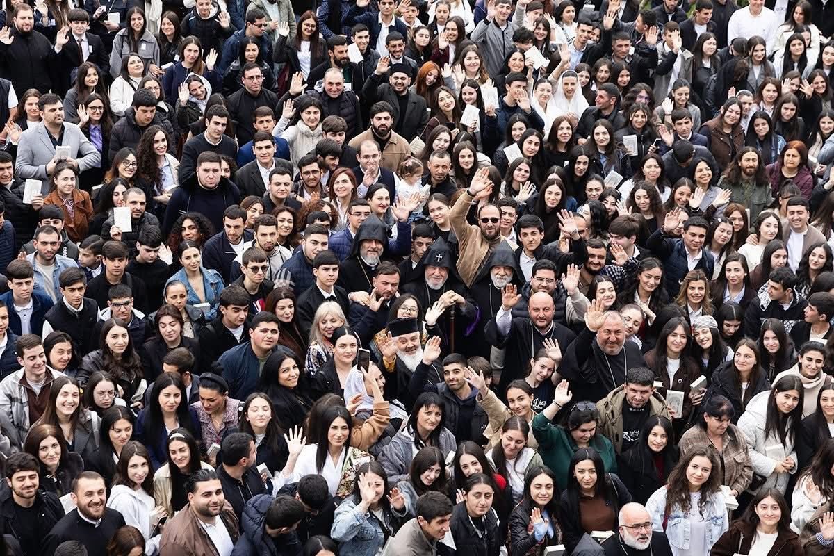 Ամենայն Հայոց Կաթողիկոսն օրհնեց եկեղեցասեր երիտասարդներին